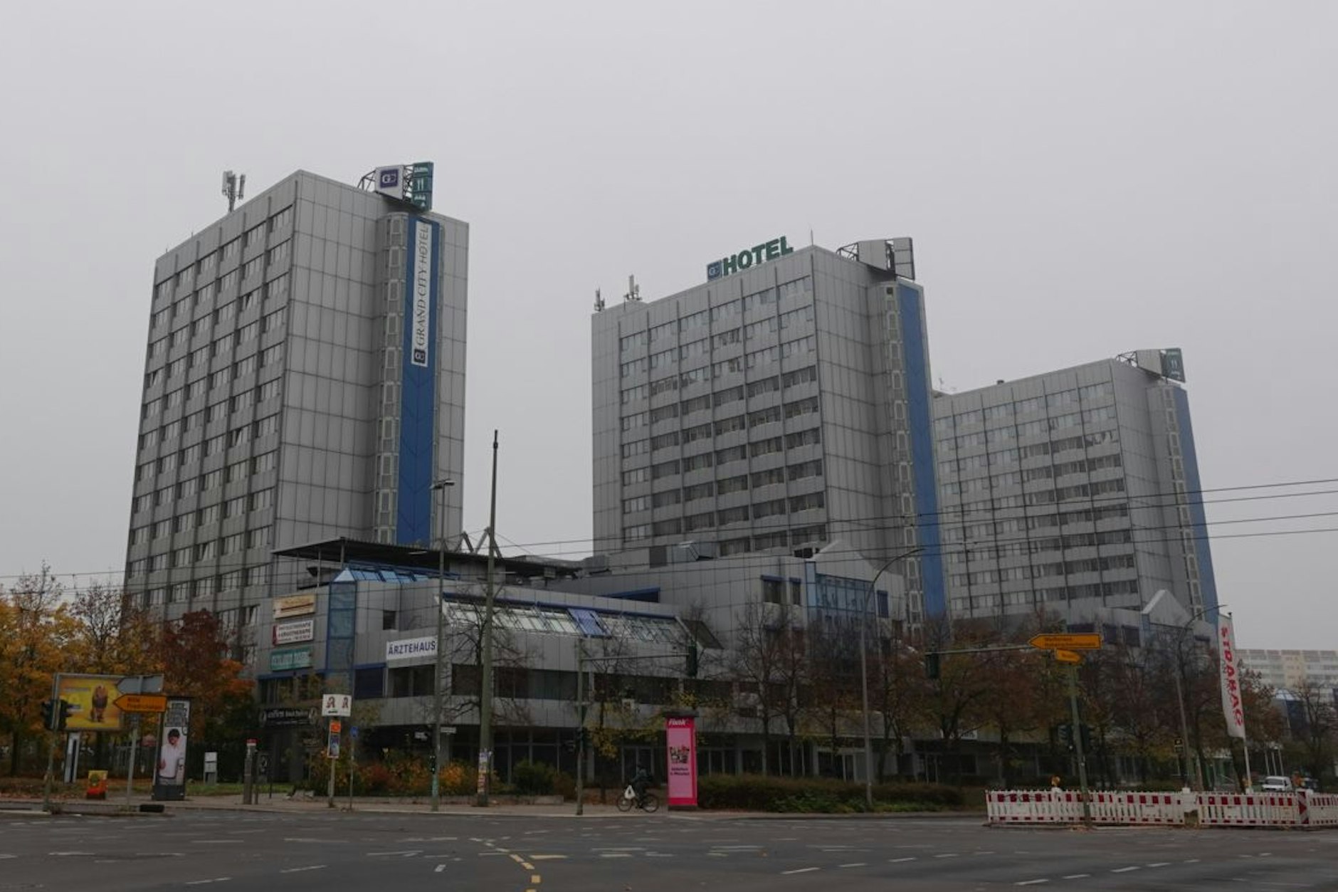 In der Landsberger Allee: Am Montag wird der erste von drei Türmen zum Mega-Flüchtlingsheim in Berlin-Lichtenberg.