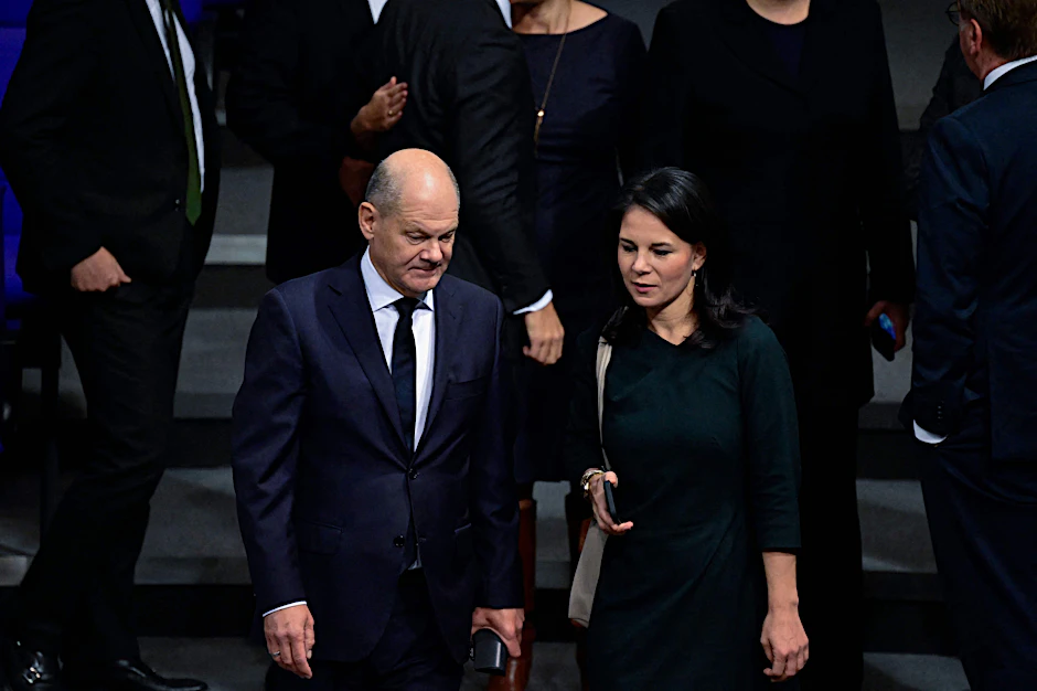 Regieren ohne Mehrheit weiter: Bundeskanzler Olaf Scholz (l.) und Bundesaußenministerin Annalena Baerbock im Bundestag