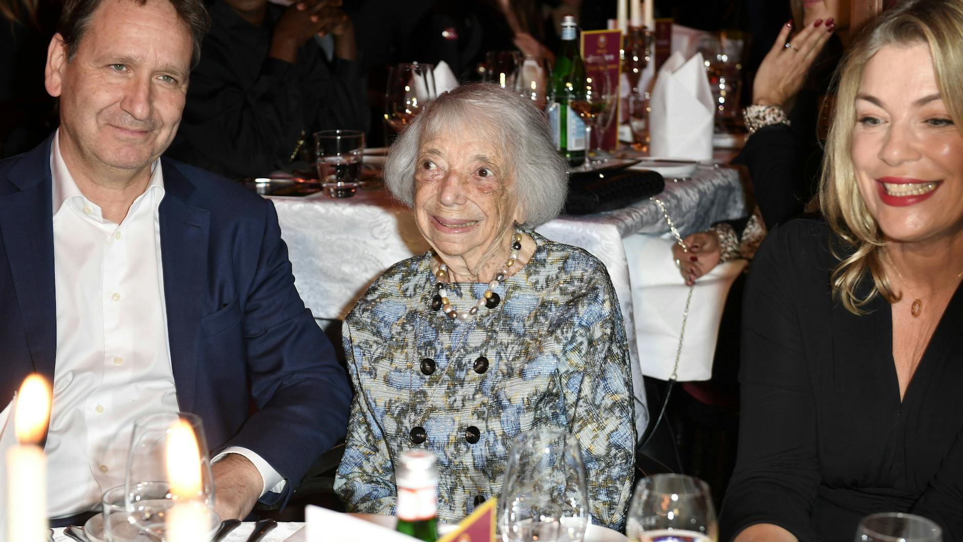 Margot Friedländer (Mitte) bei der Palazzo-Premiere am 9. November. Die Holocaust-Überlebende bekam anlässlich ihres 103. Geburtstags eine Torte.