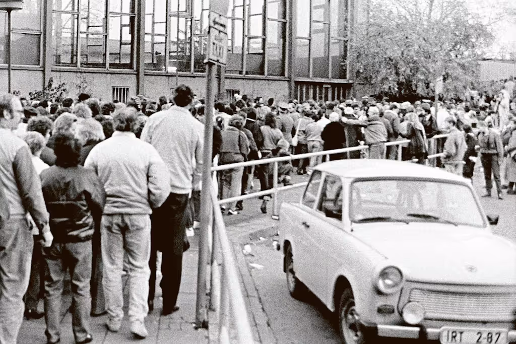 Vor 35 Jahren am Tränenpalast: Wer hat hier beim Mauerfall seinen Trabi vergessen?