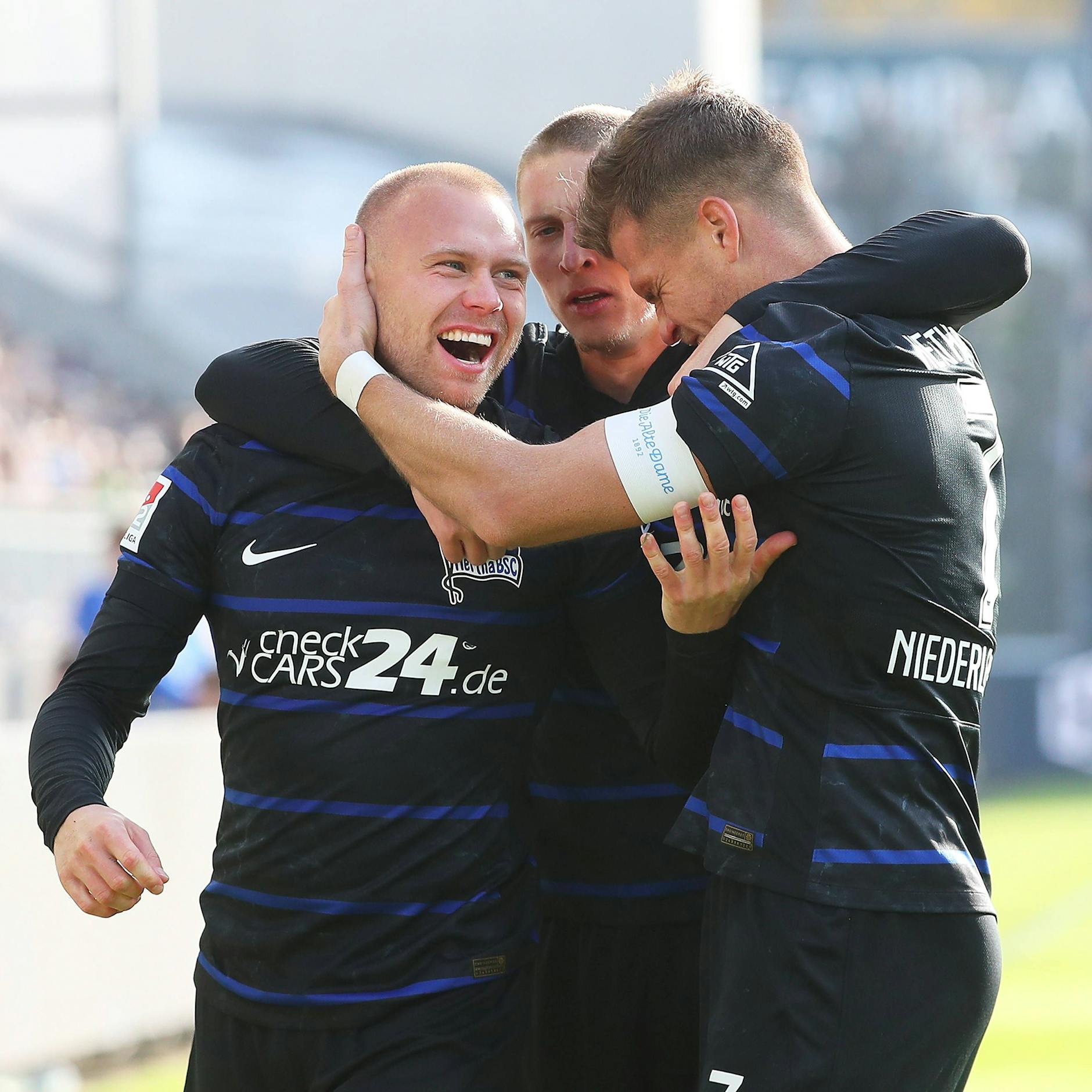 Hertha Jon Thorsteinsson jubelt mit Florian Niederlechner und Palko Dardai über sein Tor. Doch dann würgte der VAR die Freude ab.