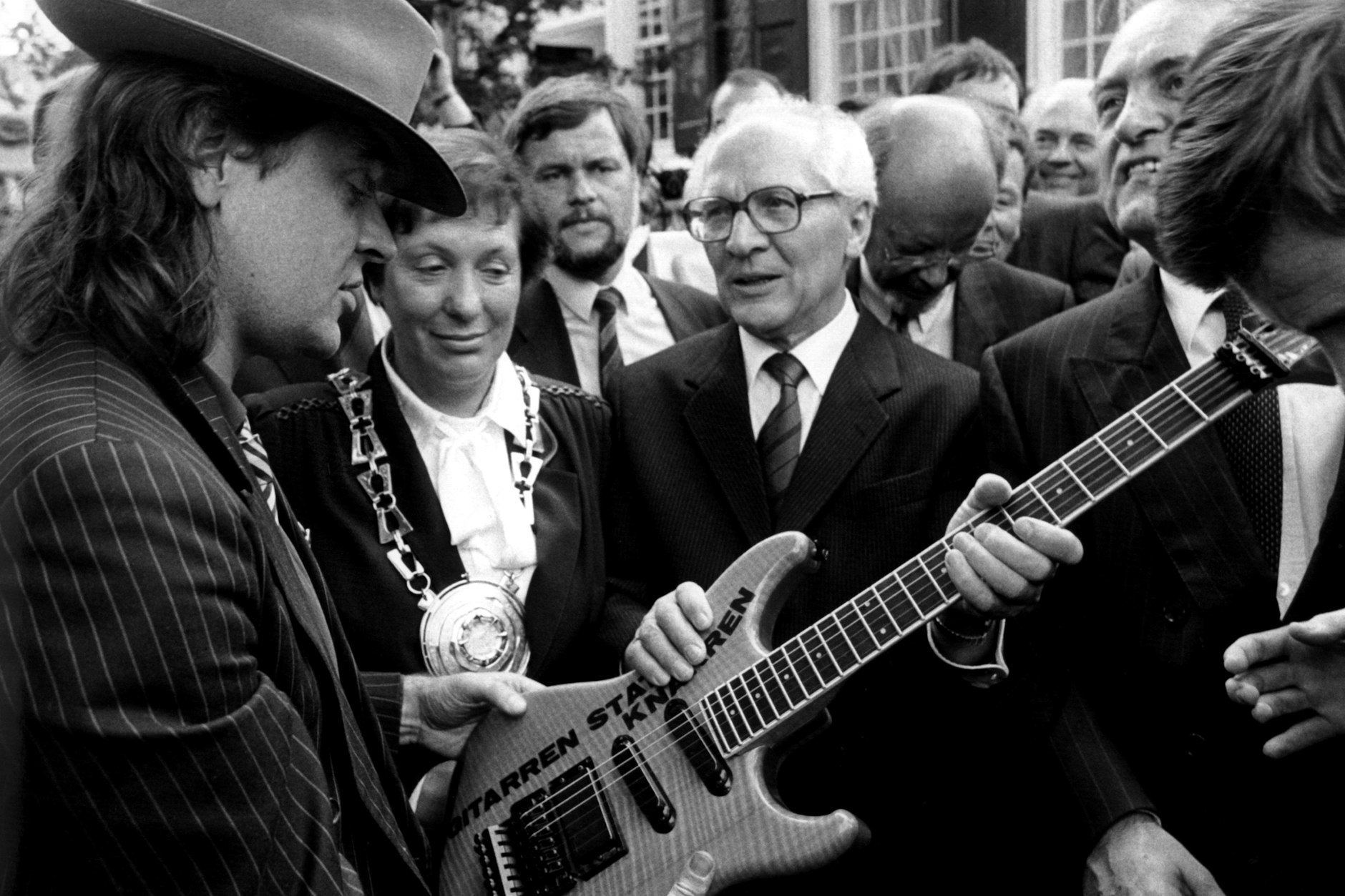 Das Foto vom 09.09.1987 zeigt Udo Lindenberg, der dem ehemaligen SED-Generalsekretär Erich Honecker (M.) bei dessen Besuch 1987 in Wuppertal eine&nbsp;– laut Lindenberg&nbsp;– „nicht ganz billige Gitarre“&nbsp;mit der Aufschrift „Gitarren statt Knarren“&nbsp;überreicht.