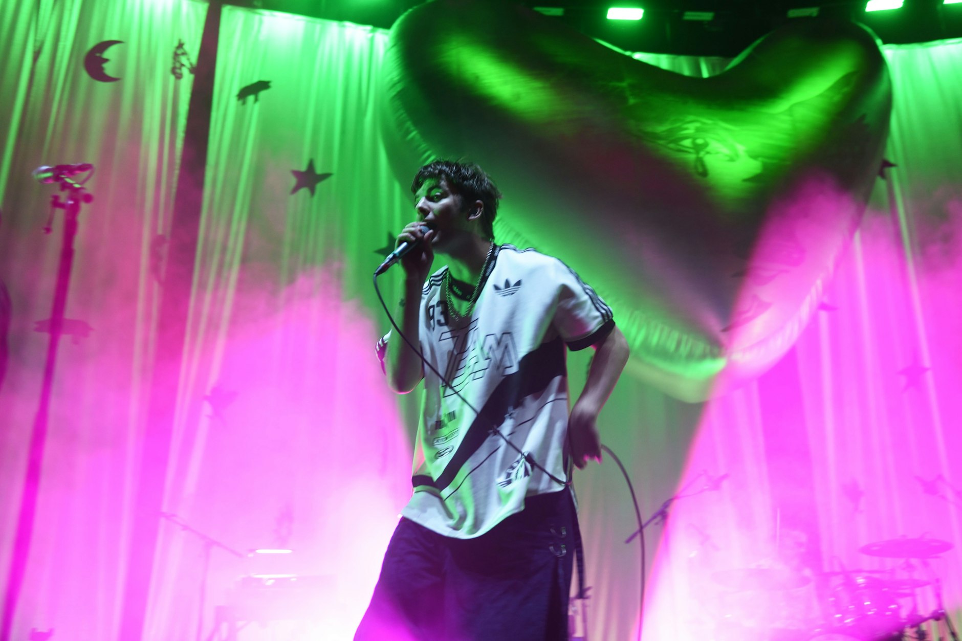 Grian Chatten vereinte raue Intensität und poetische Romantik zu einem unvergesslichen Abend in der Uber Eats Musical Hall.