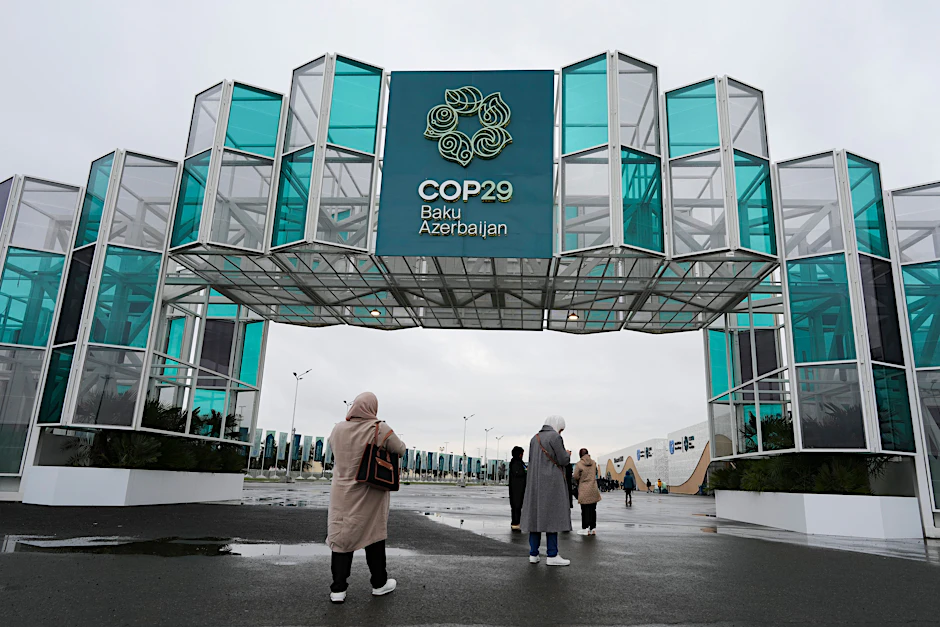 09.11.2024, Aserbaidschan, Baku: Menschen betreten den Veranstaltungsort vor dem UN-Klimagipfel COP29.