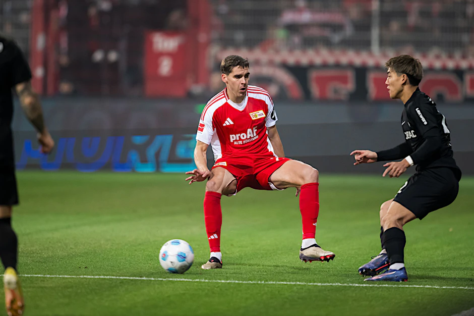 Gegen Freiburg mit vollem Einsatz dabei: Robert Skov (links)