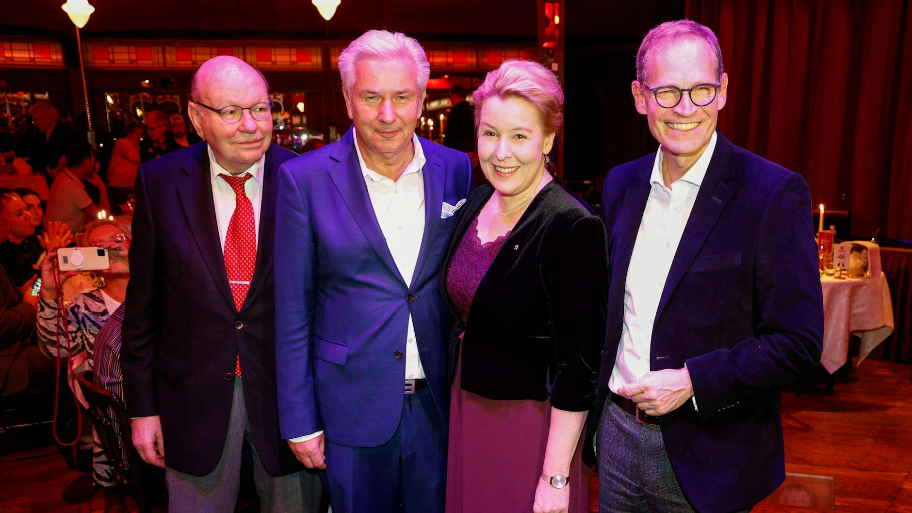 Treffen der Ex-Regierenden Bürgermeister von Berlin bei der Palazzo-Premiere: Walter Momper, Klaus Wowereit, Franziska Giffey und Michael Müller (v.l., alle SPD).