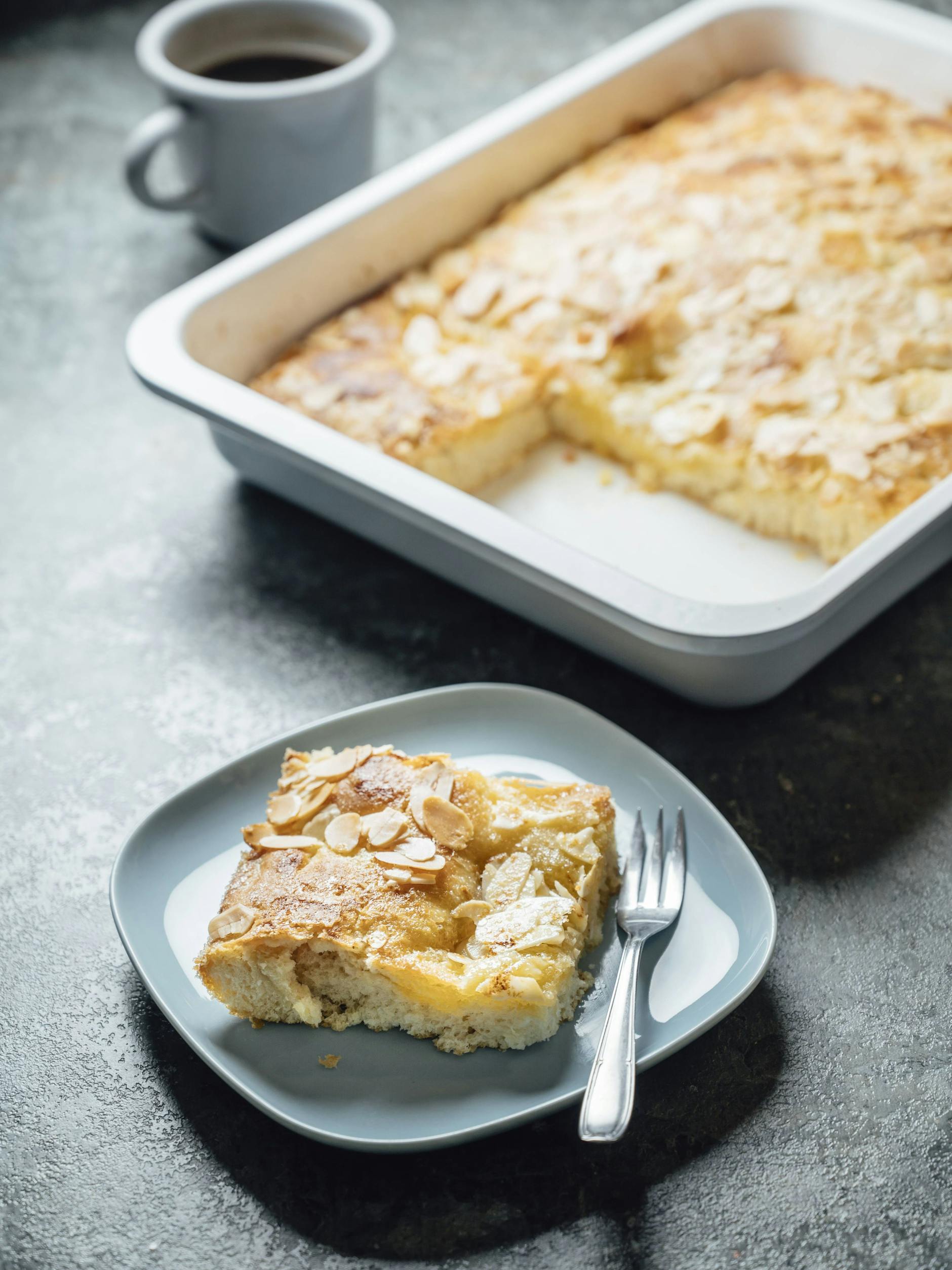 Mit einem kleinen Trick gibt Oma dem Butterkuchen den besonderen Geschmack.