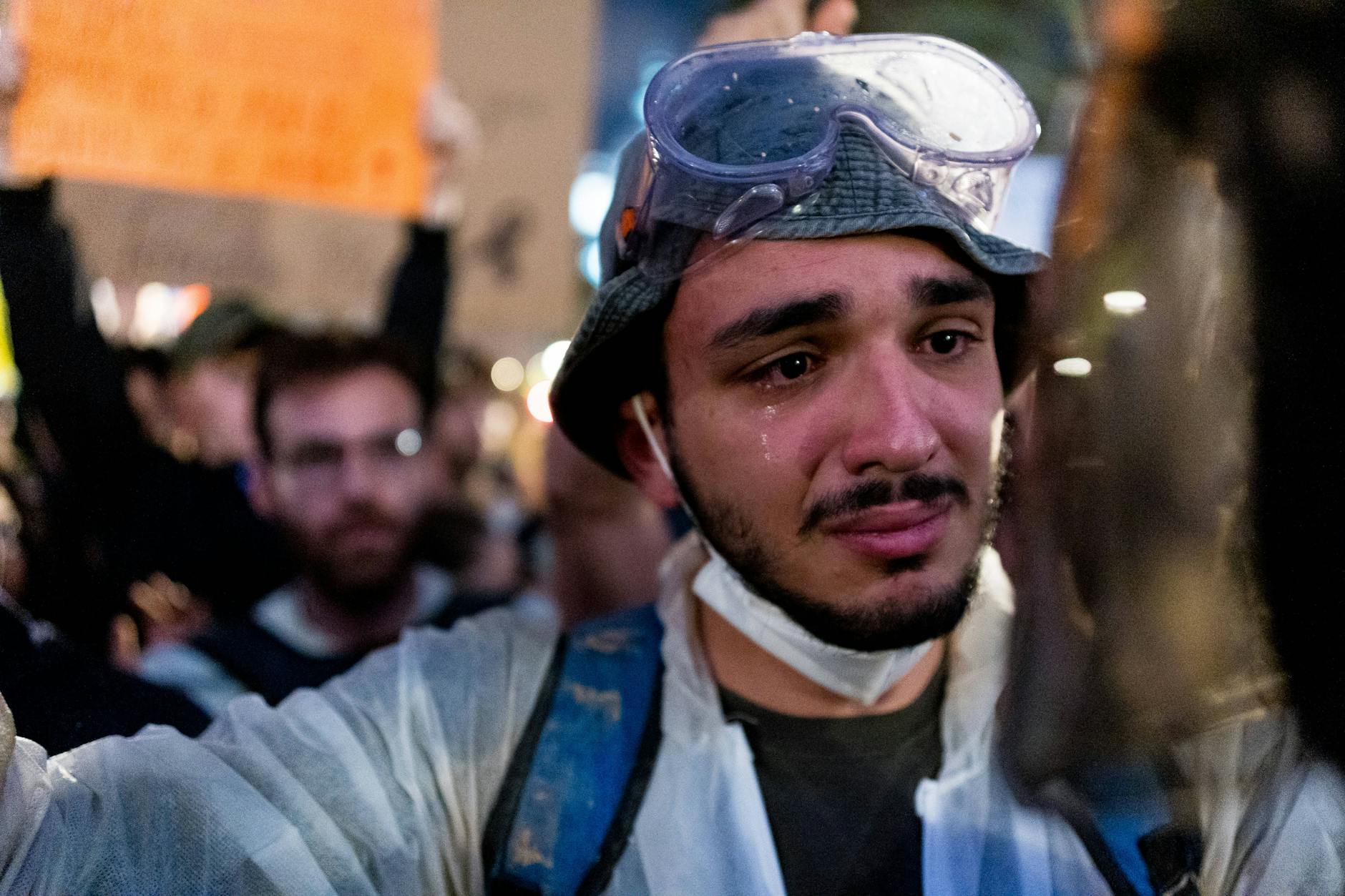 Protest in Valencia: Ein weinender Mann steht einem Polizisten gegenüber. Über 100.000 Menschen demonstrierten gegen den Umgang der spanischen und valencianischen Regierung mit den Überschwemmungen vom 29. Oktober.