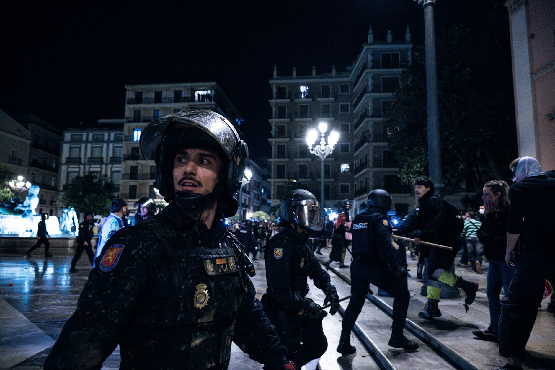 Polizei und Demonstranten stoßen während der Proteste nach den verheerenden Überschwemmungen in Valencia, Spanien, zusammen, 9. November 2024. Rund 135.000 Menschen versammelten sich in Valencia, um den Rücktritt des Regionalpräsidenten Carlos Mazón zu fordern.
