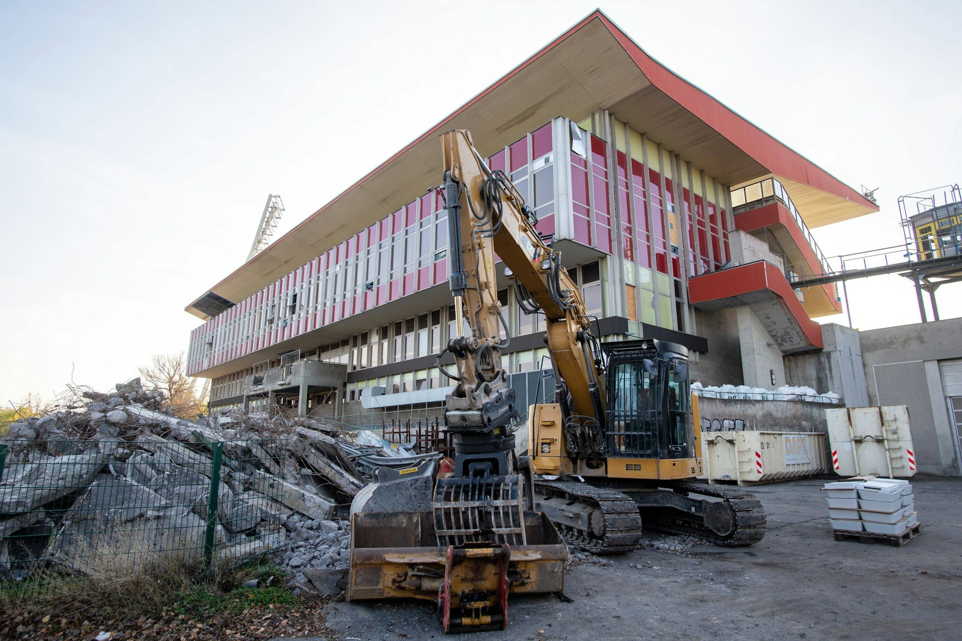 Momentan ruhen die Bagger, die das Stadion im Friedrich-Ludwig-Jahn-Sportpark abreißen. Doch nun droht eine Diskussion zu entfachen, ob diese Sportstätte künftig weiter nach dem deutschen Turnvater benannt werden kann?