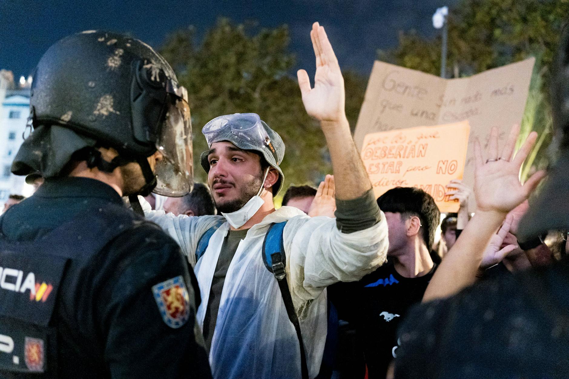 Demonstration gegen die spanische und die valencianische Regierung in Valencia, Spanien. Mehr als 100.000 Menschen marschierten vor dem Ajuntament, dem Rathaus, um gegen den Umgang mit den katastrophalen Überschwemmungen vom 29. Oktober zu protestieren.