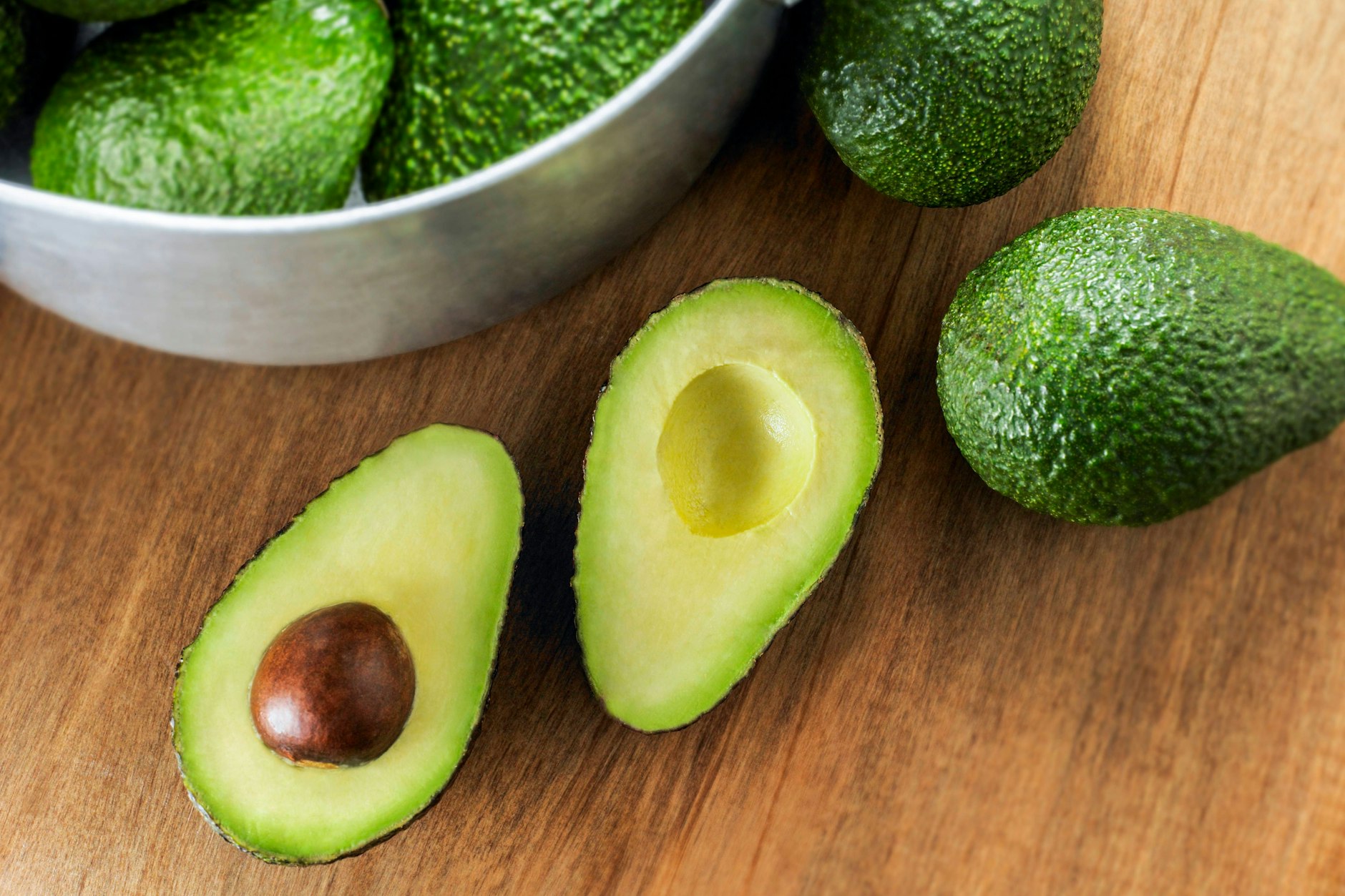 Avocados schmecken nur gut, wenn sie reif sind. Sonst sind die Früchte bitter und zu hart, um sie gut verarbeiten zu können.