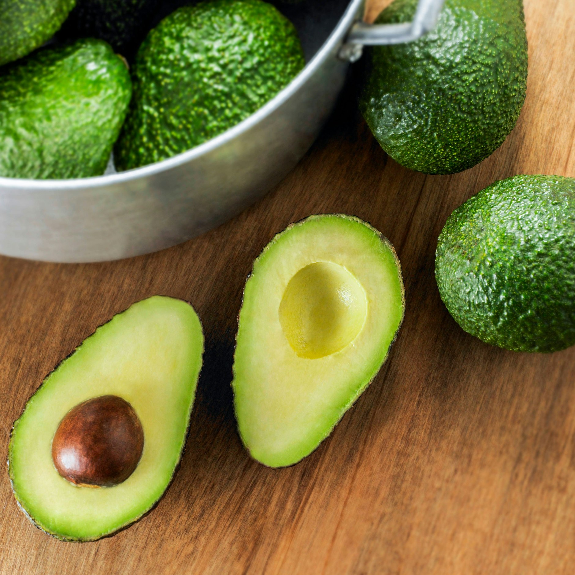 In der Mikrowelle wird eine Avocado schnell weich.