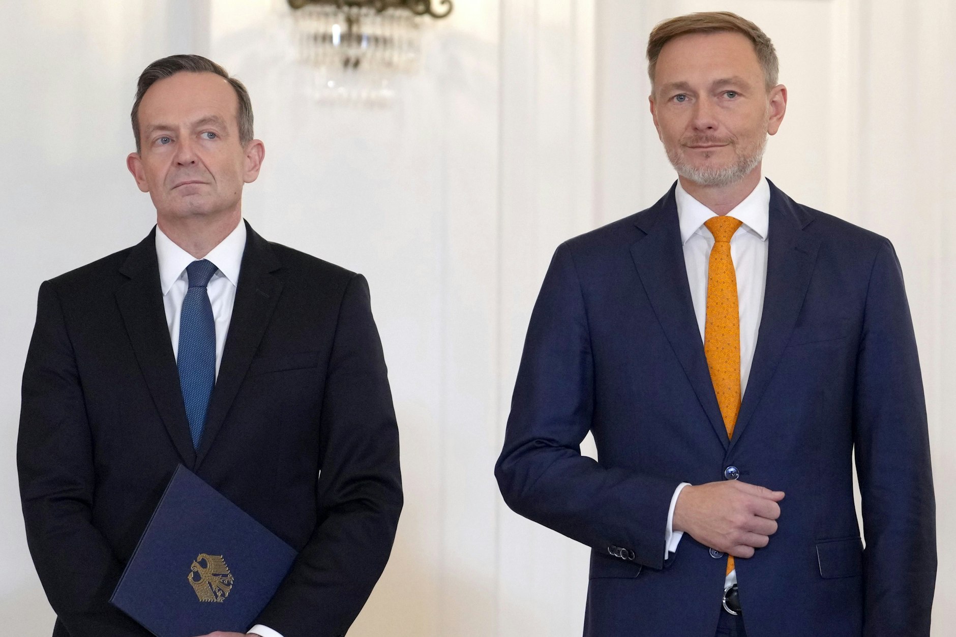 Volker Wissing steht neben Christian Lindner (r.): Wissing ist aus der FDP ausgetreten, um in der Bundesregierung zu verbleiben.