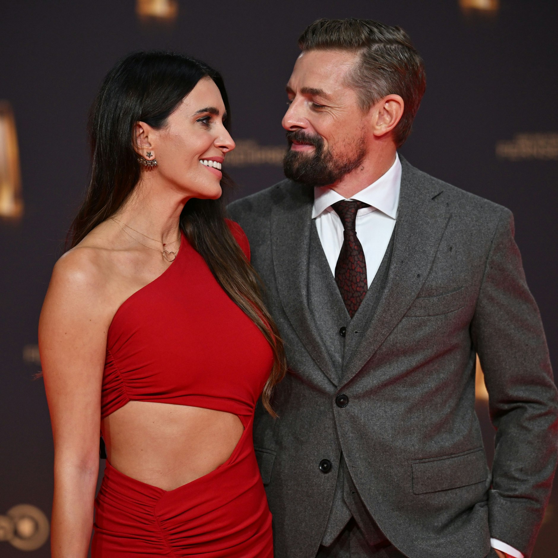 Moderator Klaas Heufer-Umlauf und seine Frau Doris Golpashin bei der Verleihung des Deutschen Fernsehpreises 2024.