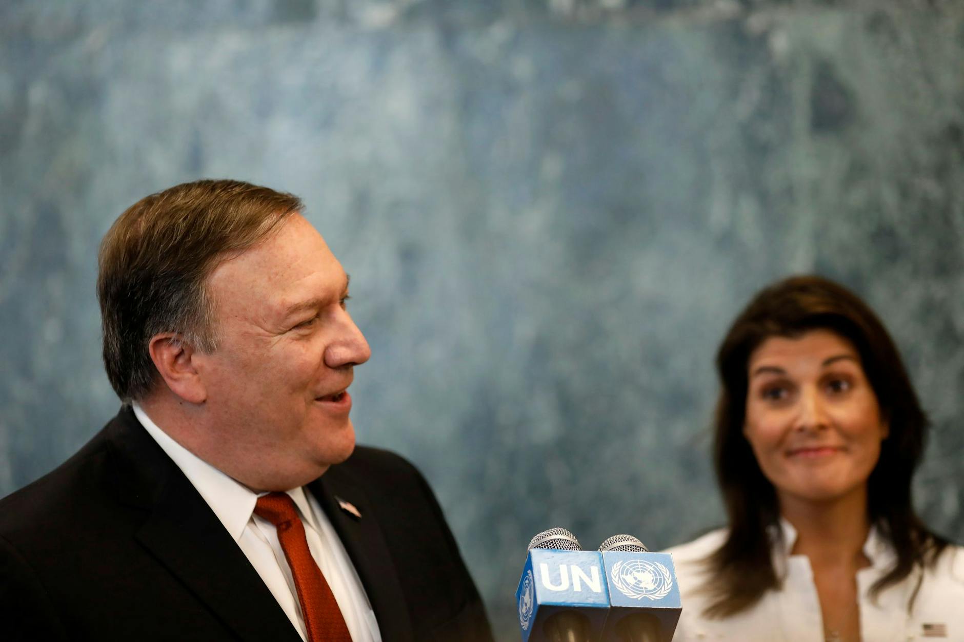 Donald Trump hat für seine anstehende zweite Regierungszeit Kabinettsposten für den früheren Außenminister Mike Pompeo (l.) und die ehemalige UN-Botschafterin Nikki Haley ausgeschlossen.