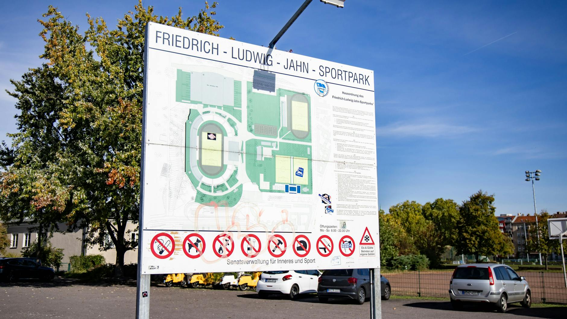 Noch steht der Name Friedrich-Ludwig-Jahn-Sportpark auf der Tafel der Berliner Sportstätte.