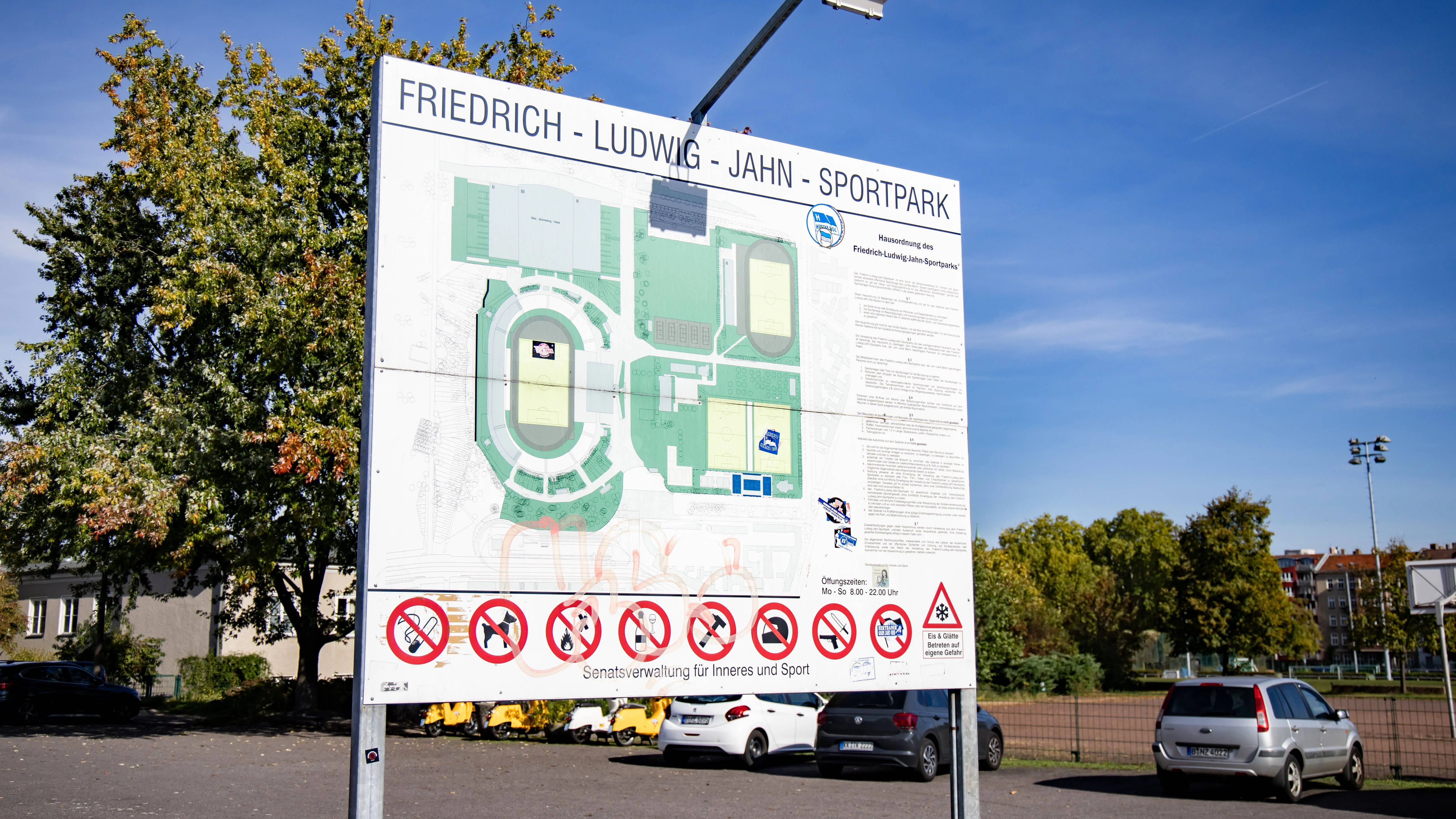 Noch steht der Name Friedrich-Ludwig-Jahn-Sportpark auf der Tafel der Berliner Sportstätte.