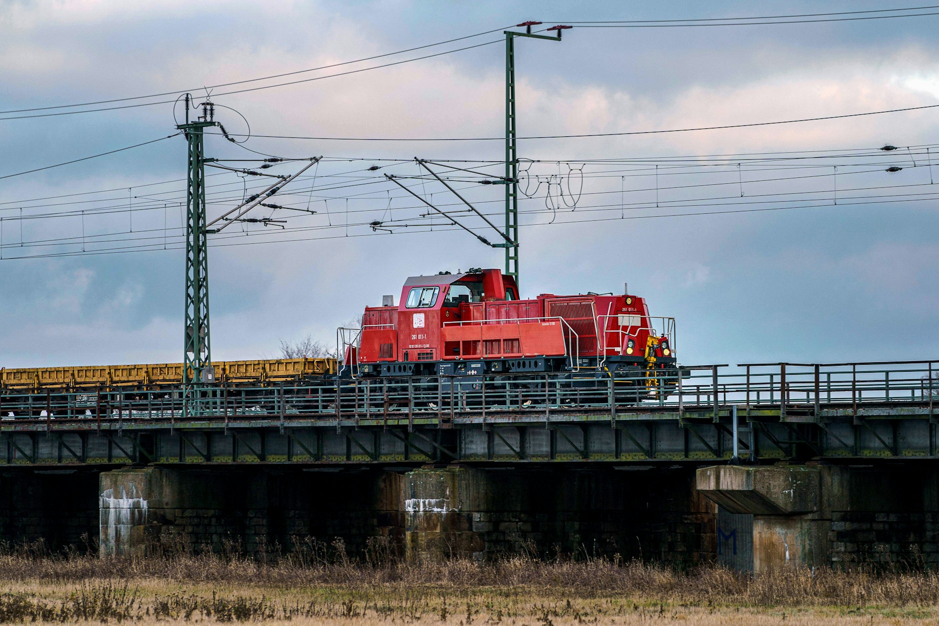Zwei junge Männer klettern auf einen Güterzug. Wegen der Oberleitung mit Starkstrom hat die Aktion beim Bahnhof in Senftenberg schwere Folgen.