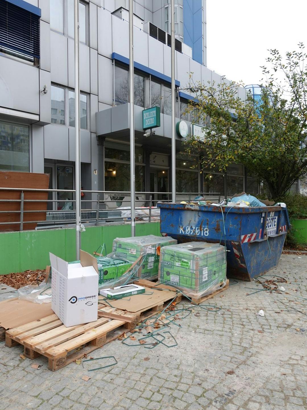 Im Berliner Bistro an der Vorderseite zur Landsberger Allee hin arbeiten auch am Sonntag Bauarbeiter.