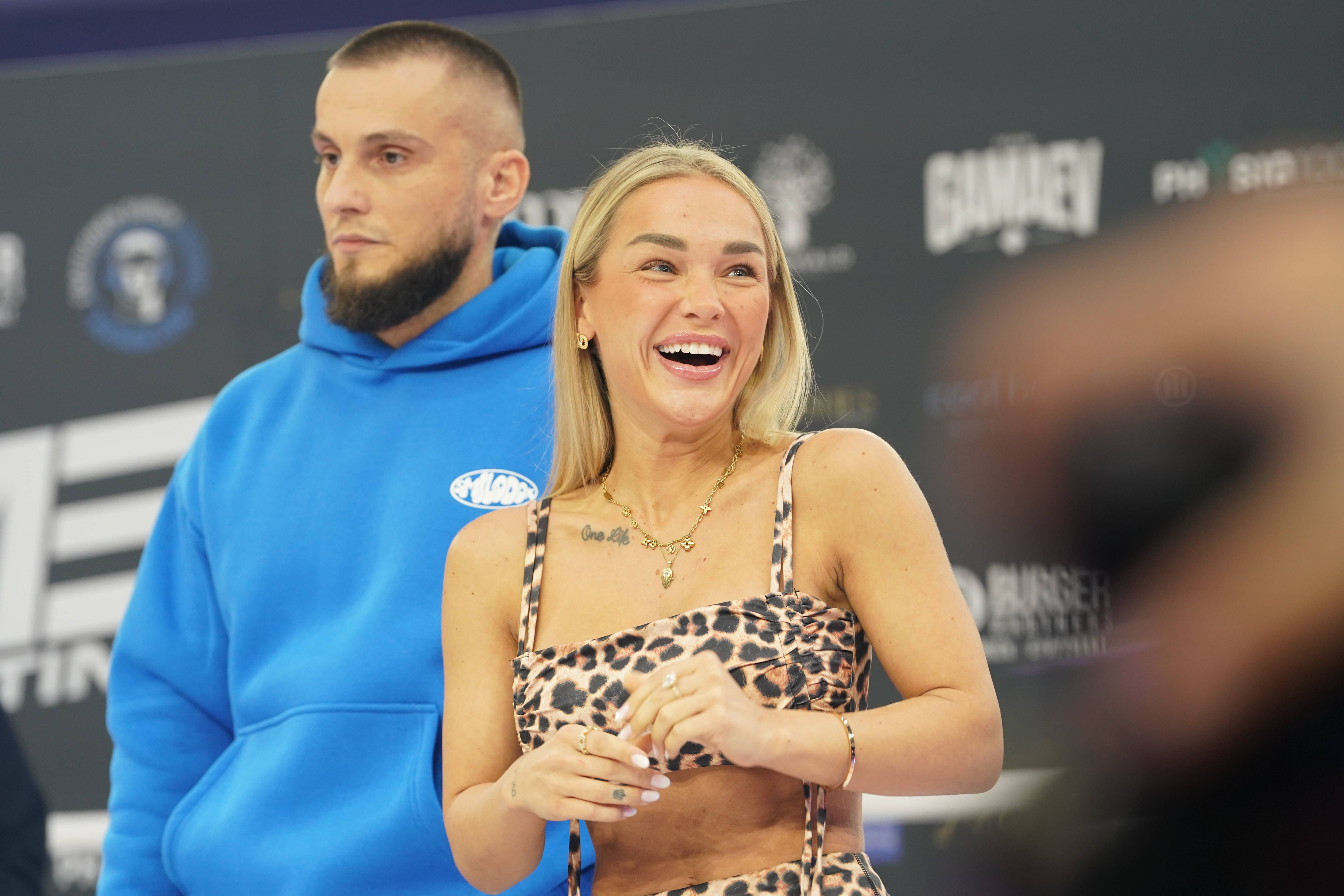 Bei „Fame Fighting“: Emmy Russ zeigt erstmals ihren Freund