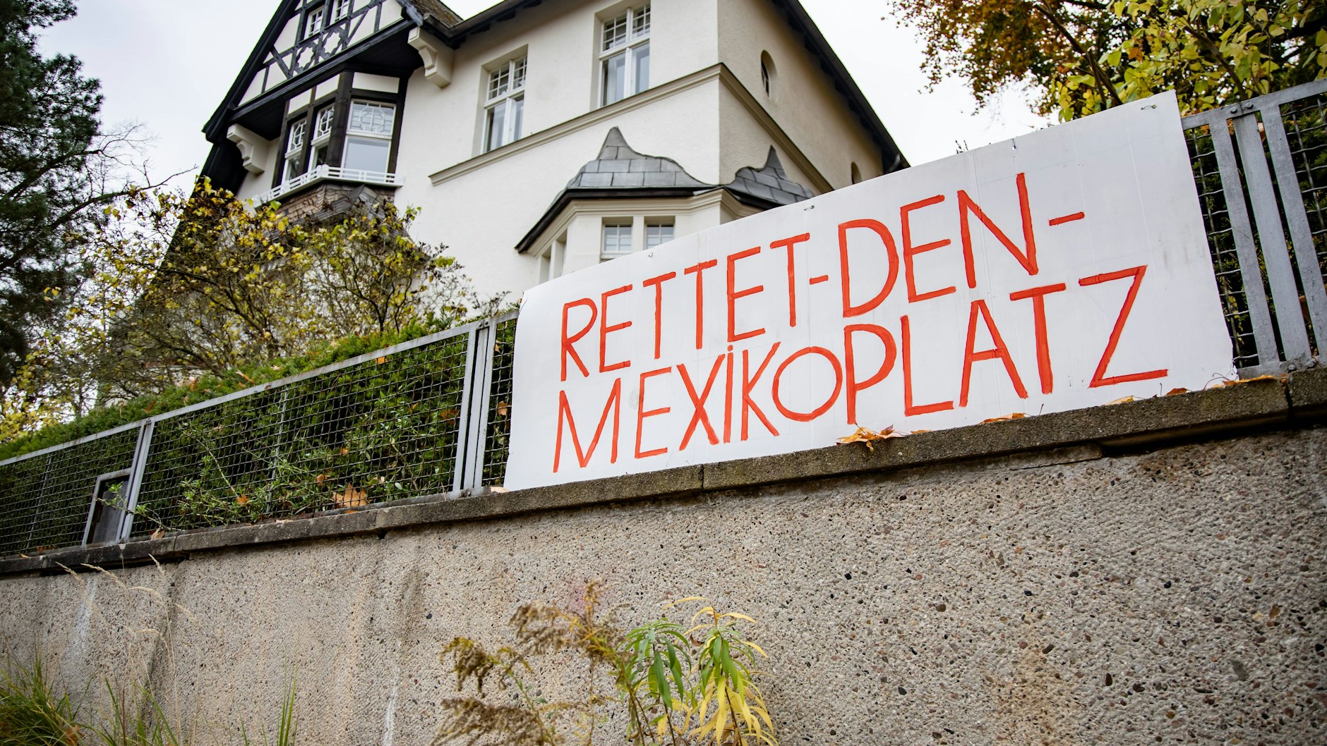„Rettet den Mexikoplatz“: Das Motto der Bürgerinitiative ist überall vor Ort zu lesen.