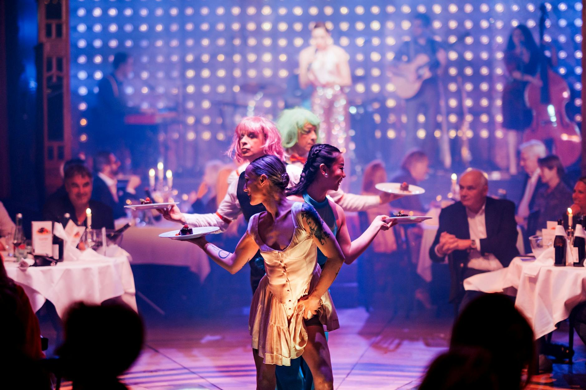 Vier Gänge werden während der Palazzo-Show im Spiegelpalast serviert.