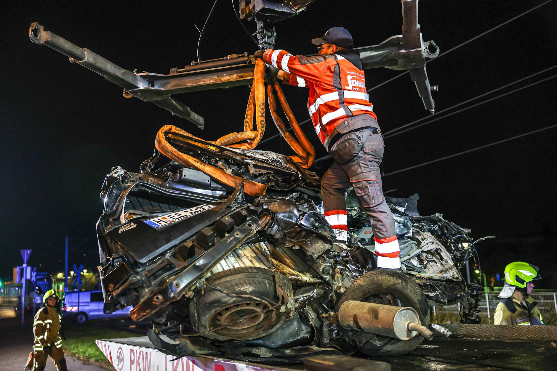 Mit einem Kran wurde der Unfallwagen abtransportiert.