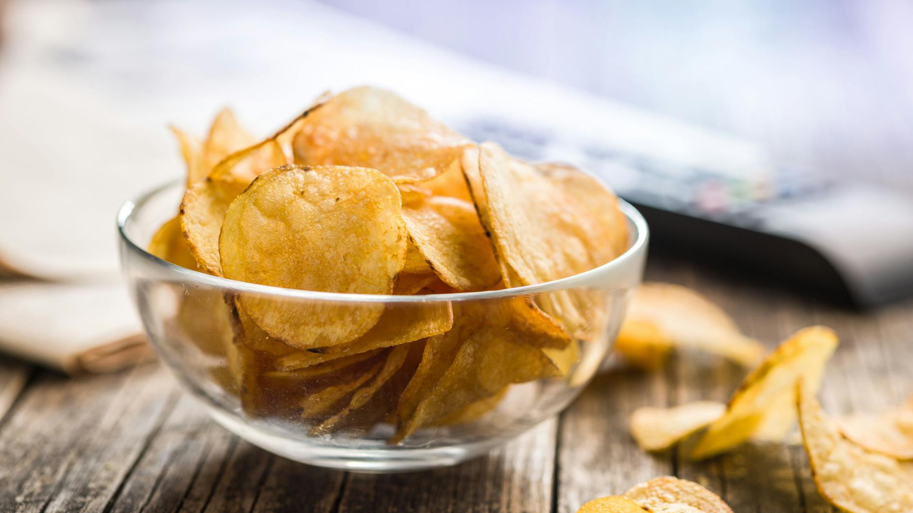 Das Rezept für Chips aus der Heißluftfritteuse ist perfekt für einen gesunden Snack.