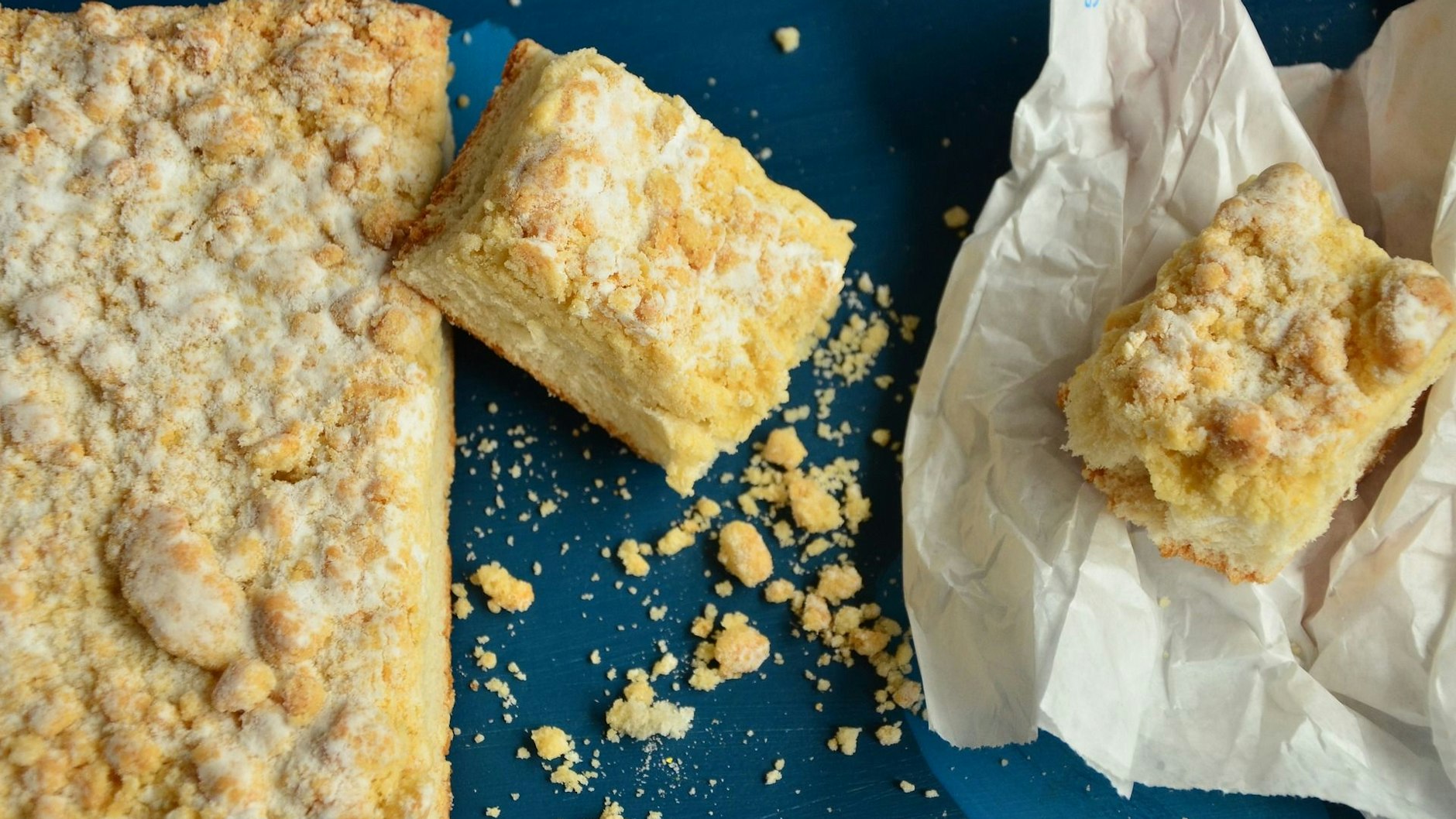 Streuselkuchen ist der Klassiker unter den Blechkuchen. Wer den Kuchen für trocken hält, hat aber dieses unglaubliche Rezept noch nicht probiert.