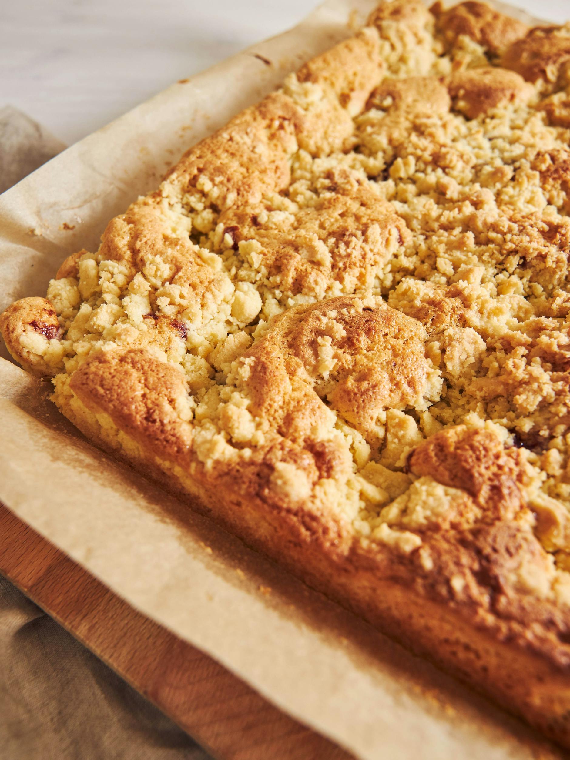 Streuselkuchen gibt es in verschiedenen Varianten - der Rezept-Klassiker wird auf dem Blech gebacken. Ein Trick sorgt dafür, dass er besonders saftig wird.