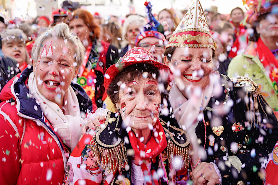 In Köln wurde am Montag die Karnevalszeit eröffnet. Während die einen feierten, sammelten die anderen Flaschen. Aber: Wie viel verdient ein Flaschensammler?