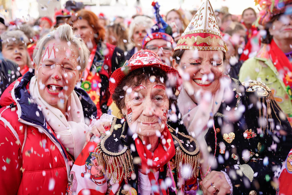 Unglaublich! DAS verdient ein Flaschensammler beim Fasching in Köln