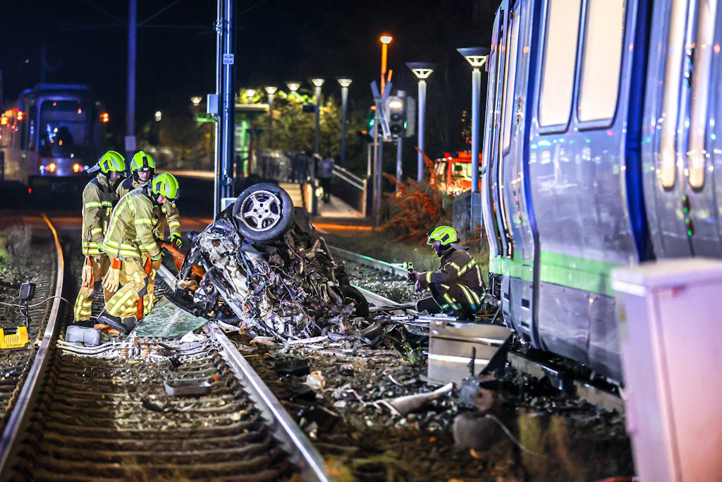Horror-Crash: HIER kam der Fahrer lebend raus – schockierende Fotos!