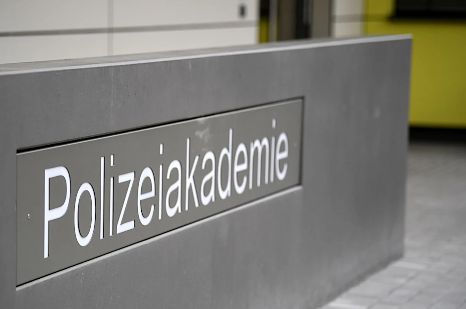 Ein Eingangschild weist auf die Polizeiakademie hin.