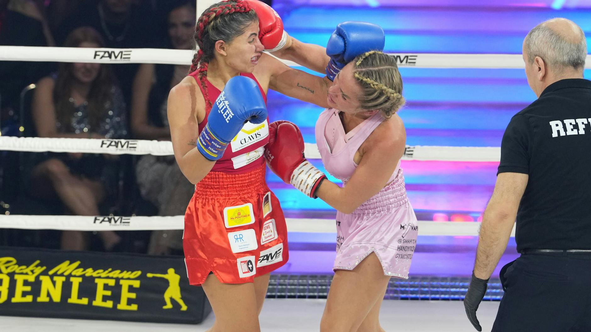 Eva Benetatou und Emmy Russ beim Boxkampf.