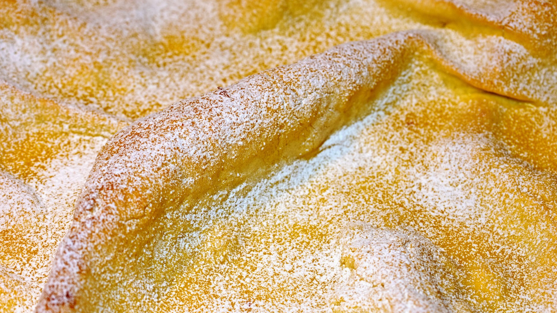 Beim Backen des Huckelkuchen entstehen die typischen Berge und Täler. Sie bleiben aber nur erhalten, wenn Sie den Ofen nicht zu früh öffnen!