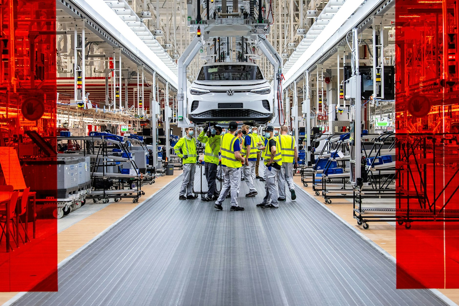 Mitarbeiter von VW arbeiten in einem Werk im ostfriesischen Emden – warum hängen Elektroautos aus Deutschland von Chinas Entscheidungen ab?