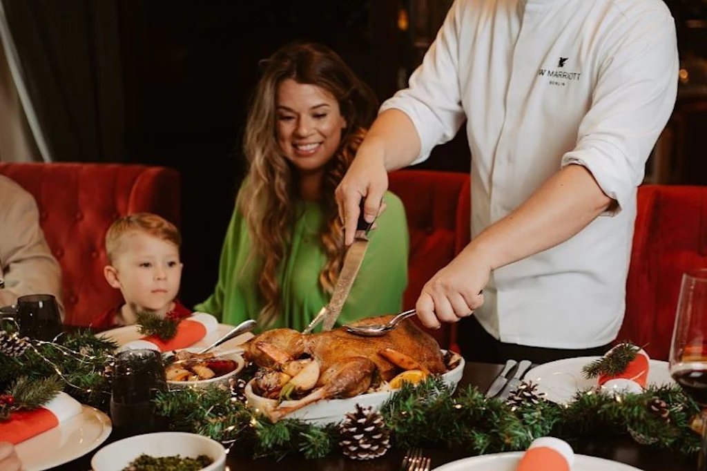 Weihnachten 2025 im JW Marriott Hotel Berlin: Gänsemenüs und Brunch. Infos hier!