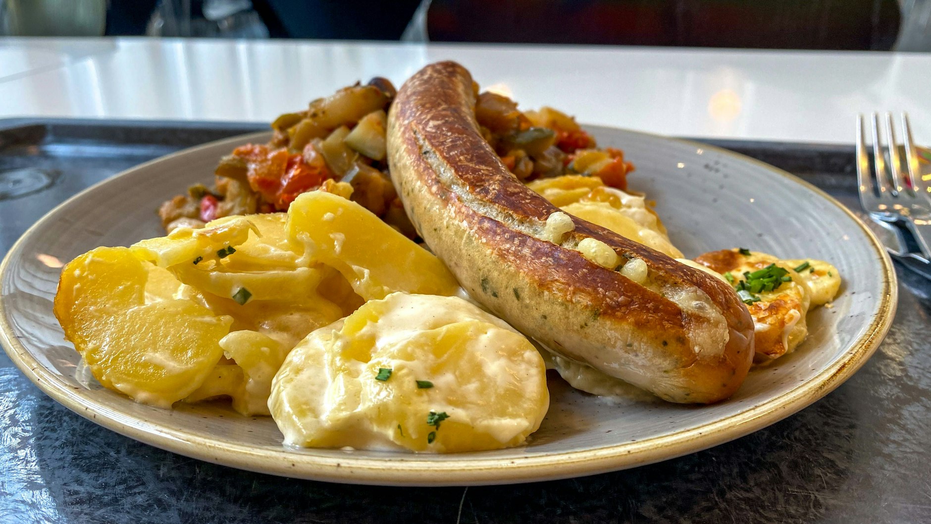 Kartoffelgratin ist eine perfekte Beilage zu allerlei köstlichen Fleisch- und Fischgerichten. Unser Rezept braucht nur fünf Zutaten - Sie werden es lieben!