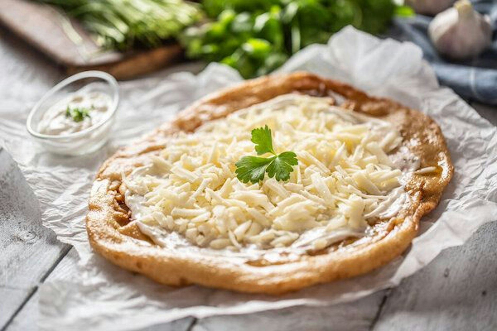 Probieren Sie das Rezept für Langos aus der Heißluftfritteuse gleich mal aus.
