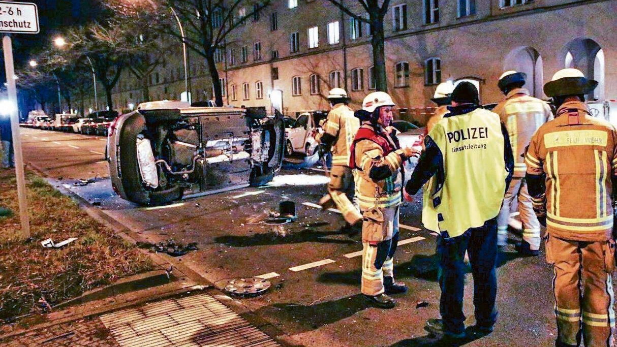 Immer wieder werden bei Autorennen auch Unbeteiligte verletzt - wie hier am Grazer Platz in Schöneberg.