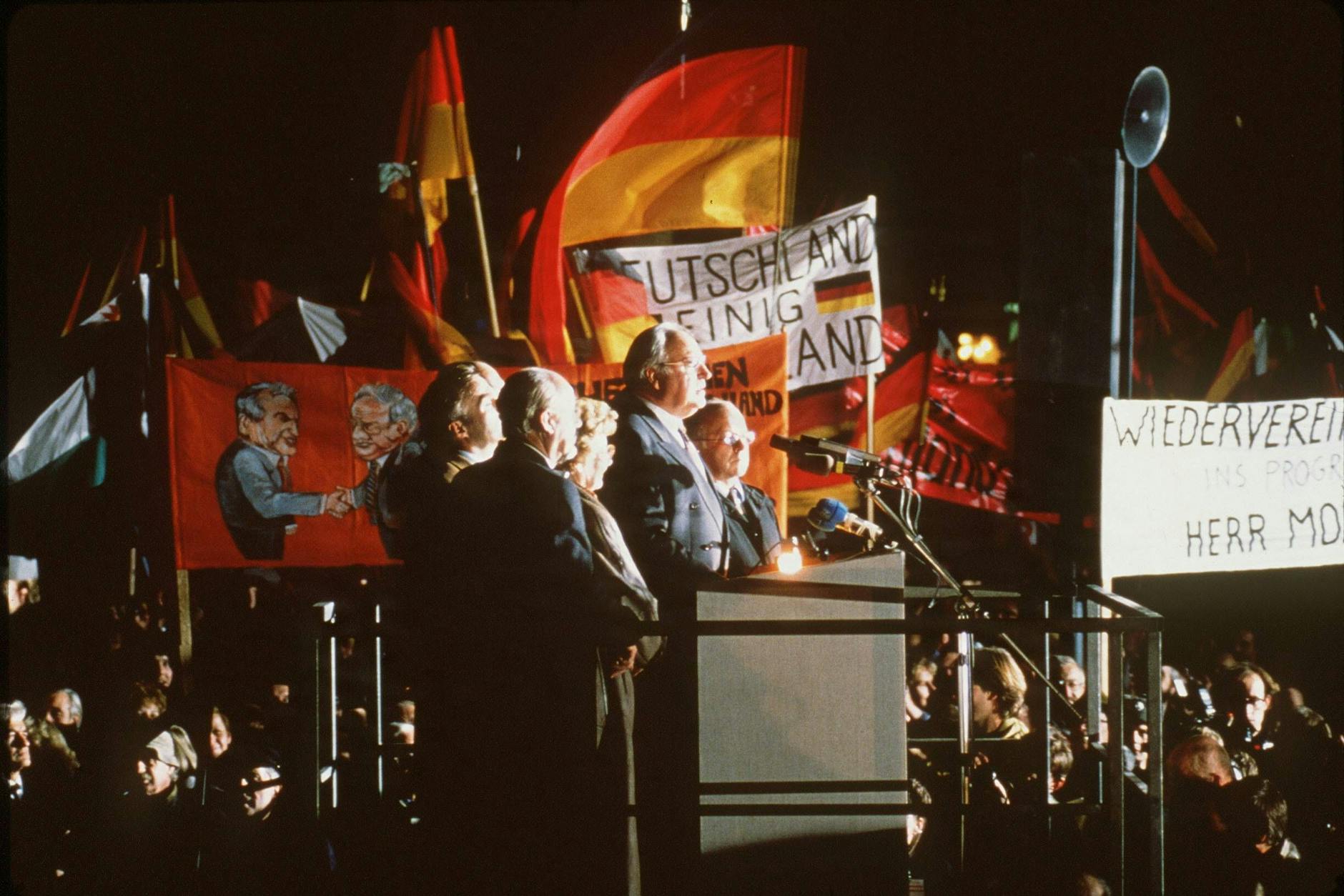 Helmut Kohl 1989 bei einer Veranstaltung Ende 1989 in Dresden: Ostdeutschland rettete dem CDU-Politiker die Kanzlerschaft.