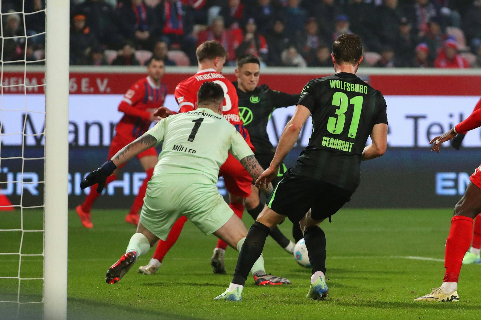 Aus dem Gewühl ins Glück: Bence Dardai (18) erzielt sein erstes Bundesliga-Tor und trifft für den VfL Wolfsburg in Heidenheim.