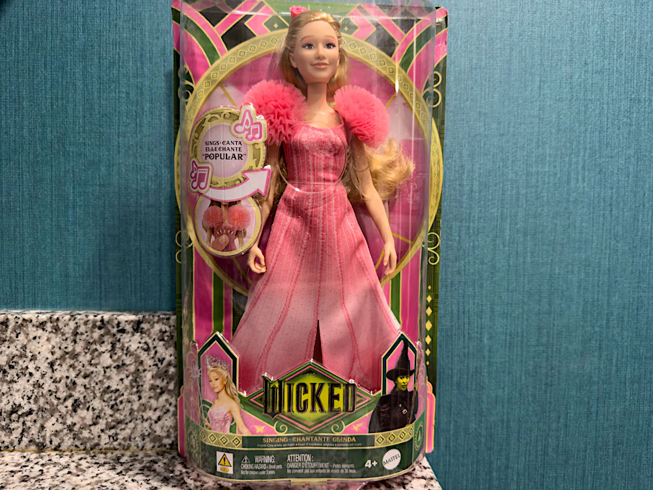 Eine Schachtel mit einer Puppe zum Film „Wicked“