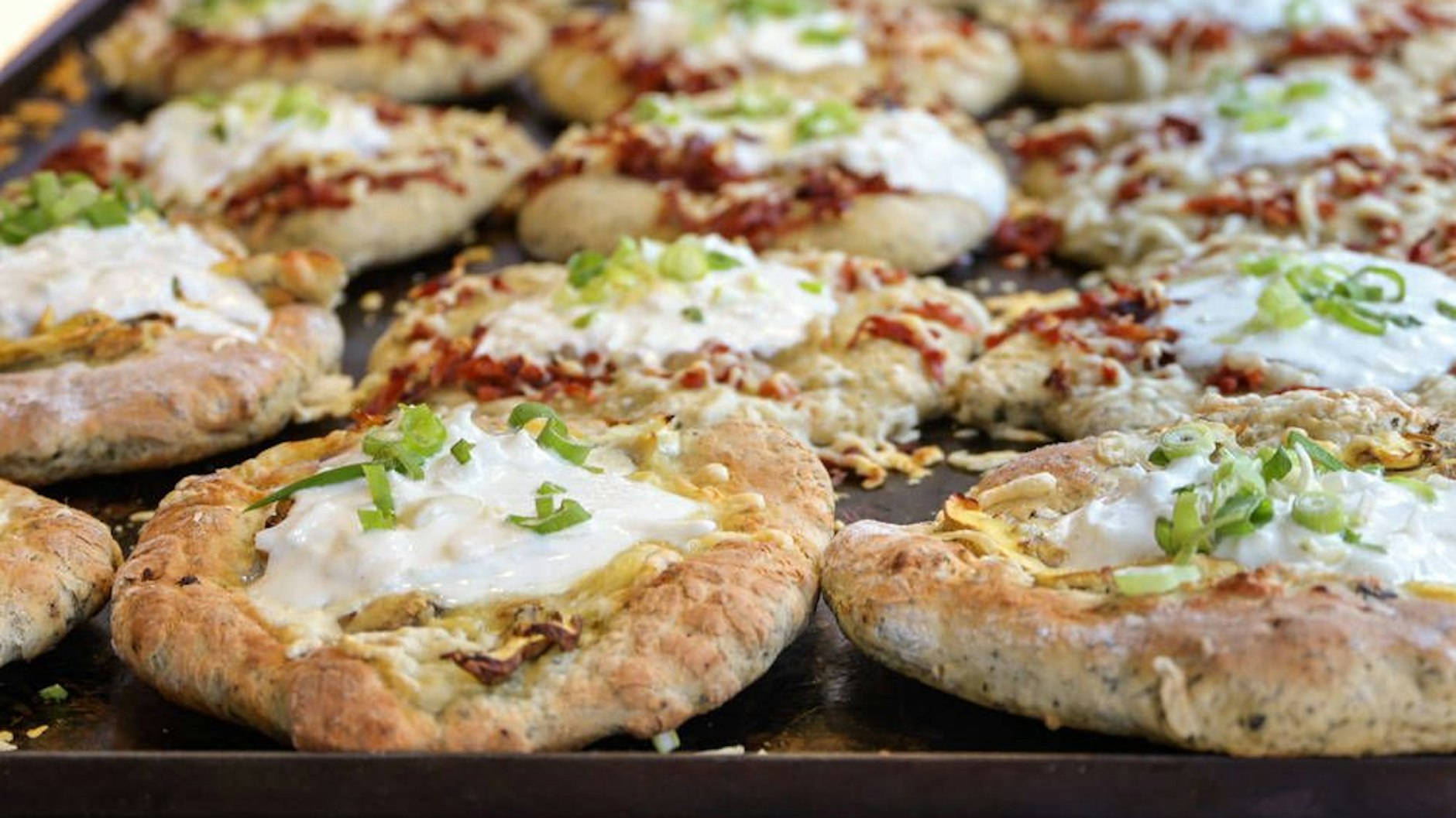 Das Rezept für Langos aus der Heißluftfritteuse ist so lecker wie auf dem Weihnachtsmarkt, aber viel gesünder und günstiger.