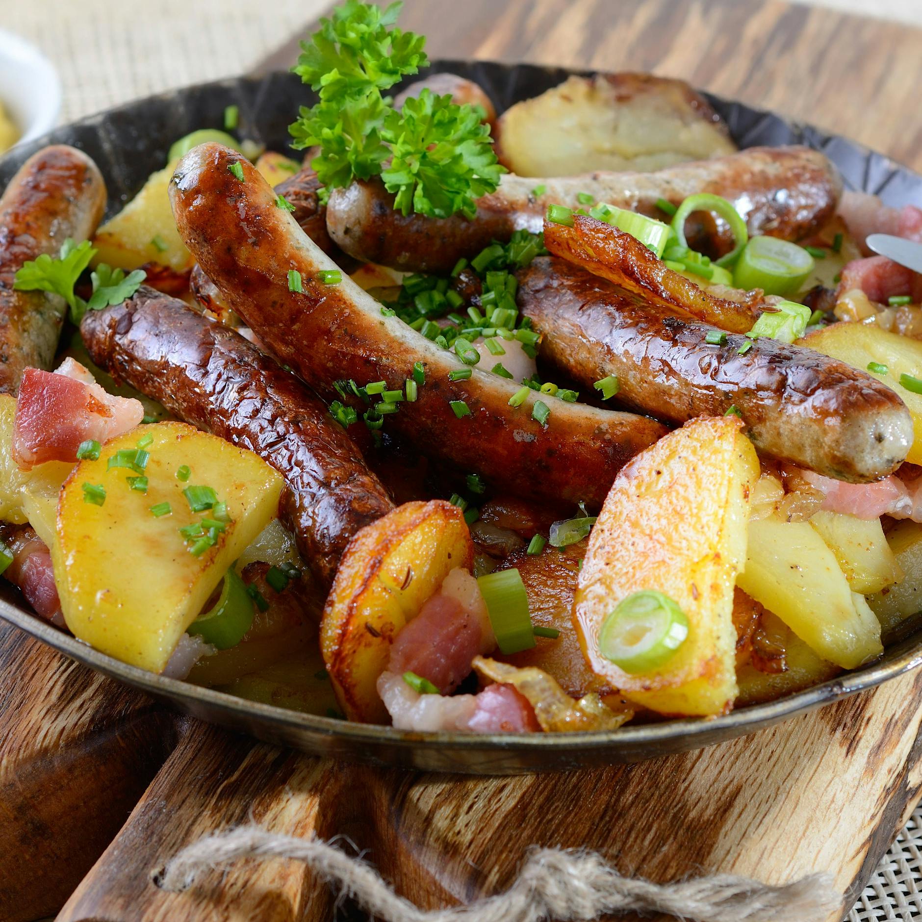 Rezept für Thüringer Bratwurstpfanne: Omas Gericht fürs ganze Jahr!