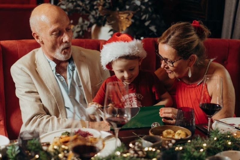 Die Weihnachtsfeiertage sind immer etwas Besonderes. Man verbringt viel Zeit mit seinen Liebsten, tauscht Geschenke und Nettigkeiten aus und genießt leckere Gaumenfreuden.