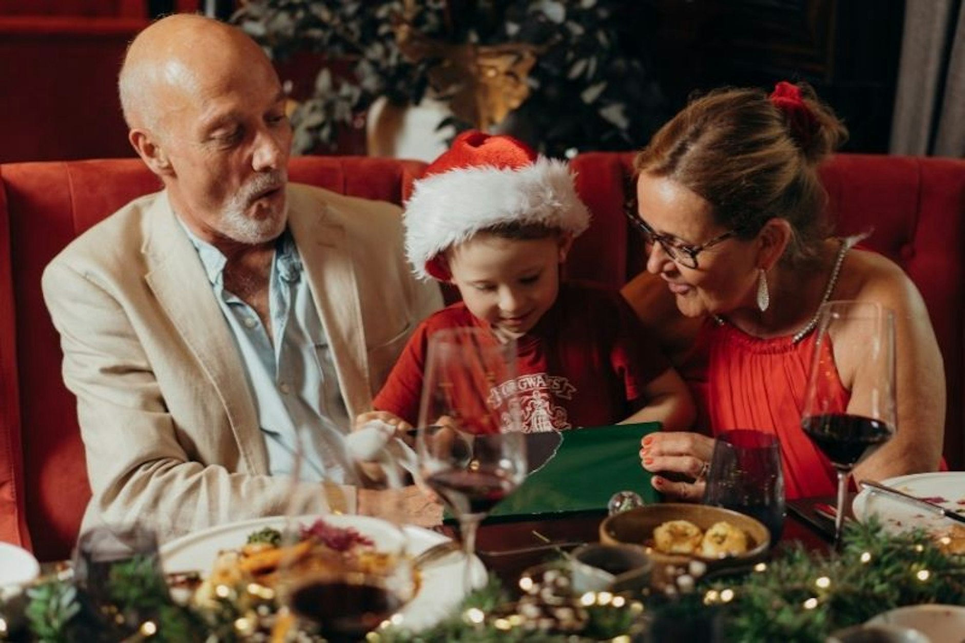 Die Weihnachtsfeiertage sind immer etwas Besonderes. Man verbringt viel Zeit mit seinen Liebsten, tauscht Geschenke und Nettigkeiten aus und genießt leckere Gaumenfreuden.