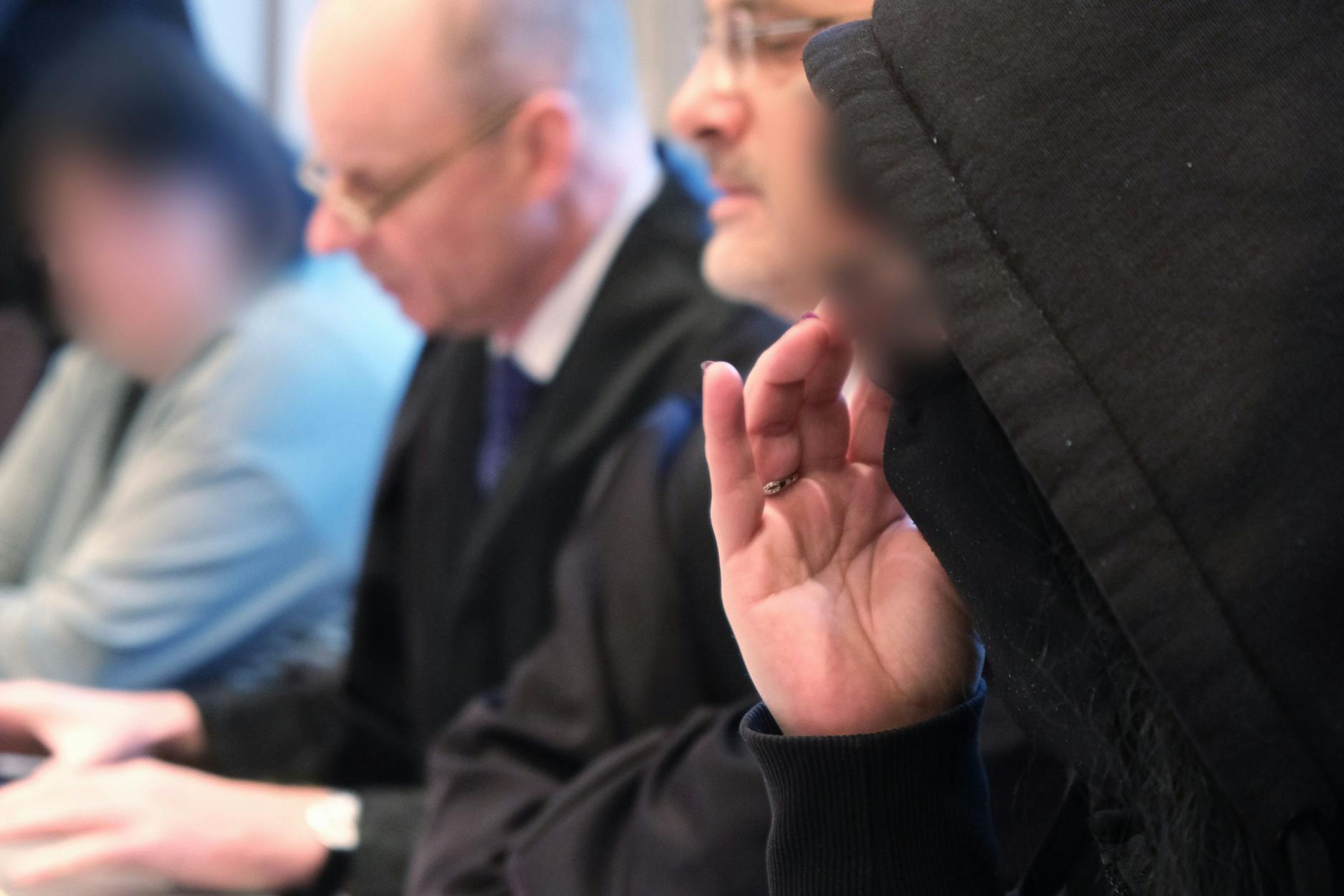 Die Eltern und die Oma des verstorbenen zweijährigen Kindes mit ihren Anwälten im Landgericht Halle.